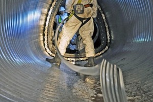  Während der Profilstreifen von hinten nachgeführt wird, wandert der Wickelrahmen im Bauwerk dem anwachsenden Wickel-Liner voran 