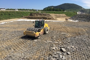  Neben dem Abtrag und Wiedereinbau des Bodens kommt der zielgerichteten, effizienten Verdichtung des Materials eine besondere Rolle zu. Dies spiegelt sich auch bei der Ausstattung des 20-Tonnen-Walzenzugs mit CCS-Steuerung von Trimble wieder.&nbsp;  