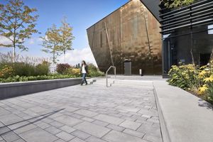  Die neue Stadthalle in Troisdorf besticht durch ihre Architektur und die Fassadengestaltung aus Metallplatten in Kupfer- und Bronzetönen. 