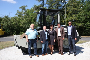  Trafen sich zur offiziellen Übergabe der BW 177 D-5: (v.r.n.l.) Hans-Dieter Stengel (Bomag GmbH), Ernst Bode (Bode Bautechnik Baumaschinen, Bomag Händler), Colette Boos (Bauer Bauunternehmen GmbH), Jörg Unger (Bomag GmbH), Peter John (Bauer Bauunternehmen GmbH).  