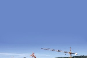  v.l.n.r.: Zu den anspruchsvollsten Schalungsprojekten der Deutschen Doka zählen Bahn- und Straßenbrücken (im Bild: ICE-Brücke über den Froschgrundsee bei Coburg)Im Gewerbegebiet von Maisach bei München liegt seit 1993 die Zen-trale der Deutsche Doka Schalungstechnik GmbHDie Deutsche Doka liefert seit 50 Jahren Schalungen für den Ort-betonbau (im Bild: Skyline-Tower, München) 