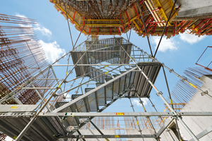  Sicher und komfortabel: Gegenläufig montierte Treppe Peri Up Rosett Flex Stahl mit 1,00 m Stufenbreite und separaten Podesten 