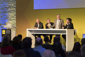  Gedankenaustausch bei der Podiumsdiskussion: Von links sind zu sehen: Matthias Horx, Frank Wollmann (Kann), Bernhard Wolff und Dr. Sascha Peters. 