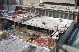  Diese Teilaufnahme gibt eine Idee davon, wie groß die gesamte Baustelle ist. Rechts vorne die Wandschalung Mammut 350 im Einsatz 