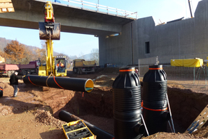  links: An der neuen Beerbergbrücke auf der A44 wurden zur Entwässerung zwei SediPipe XL-Anlagen eingebaut.In weniger als drei Tagen hatte die ausführende Firma die zwei SediPipe XL-Anlagen eingebaut. Der geringe Aufwand und die kompakte Form der Anlagen senkten die Kosten gegenüber einem regulären Regenklärbecken in Betonbauweise um mehr als 50 Prozent. 