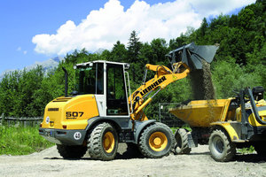  1 Der L 507 Stereo gehört zur Gruppe der Stereolader. Konstruktionsbedingt sind diese Geräte besonders wendigFotos: Liebherr 