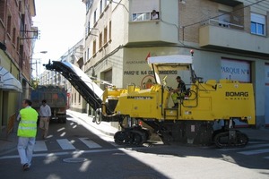  2 Mit vier Lenk-Fahrwerken und zentraler Anordnung des Fräskastens folgt die Bomag BM 1300/30 in Kreisverkehren und Kurven dem Straßenverlauf, ohne Randsteine zu beschädigen oder den Fräskasten zu verkantenFoto: Bomag 