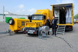  Jürgen Schäfer (Umwelttechnik &amp; Wasserbau, rechts) und Benedikt Stentrup (Relineeurope, links) bei der Übergabe der kompletten SanierungseinheitFoto: U &amp; W 