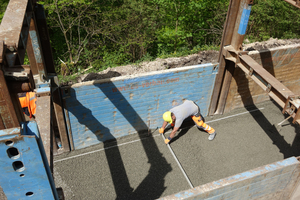  Die Sohle der Baugrube wird zunächst vorverdichtet und mit einer Ausgleichsschicht versehen. Danach werden ein Planum von 10 bis 20 cm Höhe und eine 20 cm dicke Schicht Einkornbeton aufgebracht. 