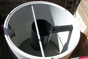  Blick in die geöffnete Sedimentationsanlage mit Strömungsverteiler aus Edelstahl am Zulauf sowie Zentralrohr aus Polyethylen und Ablaufgarnitur 