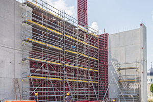  Bewehrungsgerüste: 

Zum Arbeiten an Schalungen kann Peri Up als Bewehrungsgerüst eingesetzt werden.&nbsp; Es eignet sich dabei für Tätigkeiten wie Bewehren, Schalen und Betonieren. 
Mit einer Basisbreite von 150 cm oder 250 cm lässt es sich mit bis zu drei Feldern in Längsrichtung aufbauen. Durch zugfeste Verbindungen lassen sich auch große Gerüsteinheiten per Kran versetzen. 