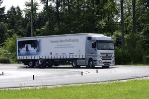  Abb. 2: Eine Mitfahrt im „Actros mit Stützrädern“ ist eine überzeugende Art, die Telligent-Stabilitätsregelung kennenzulernen 