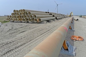  4,2 Kilometer (kaum) gebrauchte GFK-Rohre, zu riesigen Stapeln aufgetürmt: So stellte sich die Leitungsbaustelle Emstunnel Rysum nach Ende der Bauarbeiten darFotos: Amitech 