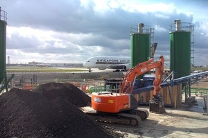  Der Flüssigboden wird in einer Kompaktanlage unmittelbar im Baustellenumfeld hergestellt – so wie auf dem Foto auf einer Baustelle am Flughafen London Heathrow. Die für die Herstellung von Flüssigboden entwickelte Technik ist in der Lage, das Verfahren in all seinen Unterschieden zur reinen Misch- und Betontechnologie korrekt umzusetzenFotos: Andreas Bechert 