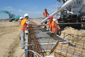  Wie in diesem Beispiel halten sich Bemessung und Betongüte des Fundaments bei ausreichender Rinnenbewehrung im Rahmen. Wenn aber der Rinnenhersteller hier spart, muss zum Ausgleich auf der Baustelle geklotzt und vom Bauherren dafür gezahlt werden 