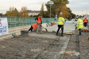  Die alten Asphaltdeckschichten wurden abgefräst, die obere Betonschicht der Konstruktion entfernt, die Brückenkappen abgetragen und in einer neuen Stahlbetonkonstruktion aufgebaut 