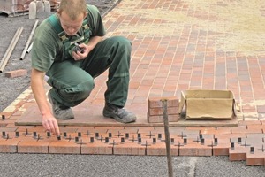  Pflasterklinker überzeugen durch Strapazierfähigkeit und lebenslange Farbechtheit Die Fachleute des GalaBau-Unternehmens Heinz Klein realisierten im Garten der Religionen zahlreiche Verlegemuster 