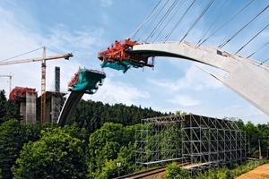  5 Projektbezogen maßgeschneiderte Variokit Baukastenlösung für das Bogentragwerk im Freivorbau. Die Peri Up Schutzdachkonstruktion verhindert Beeinträchtigungen des Zugverkehrs 