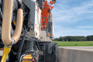  Die Wirtgen W 200 Hi verfügt nicht nur rechts, sondern auch links über eine Nullseite für randbündiges Fräsen 