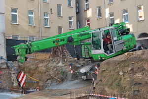  Bild 1 und 2: Es geht eng zu in den Berliner Hinterhöfen: für sämtliche Hebeaufgaben setzt die Fa. Cocon Wohnbau GmbH einen flexiblen Sennbogen 613 Mobilteleskopkran ein. 