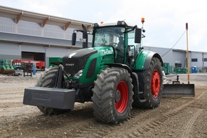  v.l.n.r.: Höbel nutzt den Fendt 820 Vario für eine Vielzahl eigener Anbaugeräte – hier ein Grader von Stehr …… und hier ein Bodenstabilisierungs-System vom gleichen Hersteller 