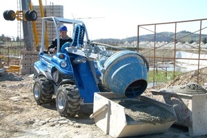  Der italienische Hersteller CSF hat nun eine deutsche Werksvertretung in Nördlingen-Baldingen; hier ein MultiOne-Lader SL835 mit Betonmischer am SchnellwechslerFoto: CSF Deutschland 