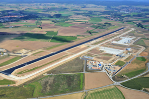  <span class="bildunterschrift_hervorgehoben">Hier noch im Bau, seit 4. April 2013 in Betrieb</span>: der neue Flughafen Kassel-Calden 