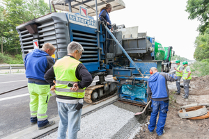  Banketteinbau mit dem Offset-Gleitschalungsfertiger. 