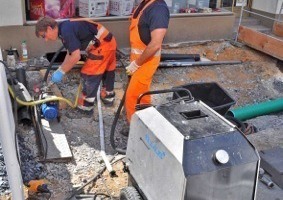  Aushärtung des Schlauchliners mit Hilfe einer mobilen Heizanlage, die heißes Wasser im Liner zirkulieren lässt 