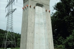  2 Die vier Sichtbeton-Pfeiler der Steinbachtal-Brücke bei Beikheim in Oberfranken weisen eine etwas ungewöhnliche Form auf. Neben dem in den Pfeilerschäften eingelassenen Spiegel weiten sich die Pfeilerköpfe auch noch in konkaver Rundung nach außen auf 