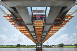  Betonierabschnitte: Die Fahrbahnplatte der Stahlverbundbrücke wird in 21 Betonierabschnitten hergestellt. Die dazu konstruierten Gespärreeinheiten basieren auf mietbaren Systemteilen des Variokit Ingenieurbaukastens 