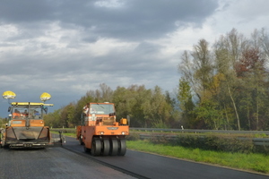  B28 Appenweier: Erfolgreicher Einbau von 5.600 t Binderschicht und 2.900 t Deckschicht in fünf Tagen. 