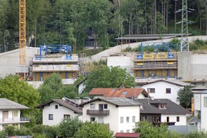  1 | Mit den zwei maßgeschneiderten und hydraulisch gesteuerten Doka-Schalwagen entstehen pro Woche bis zu drei jeweils 12,50 m lange Abschnitte der Autobahn-Einhausung Amras2 | Ein- und Ausschalvorgang sowie Verfahren der für den unregelmäßigen Querschnitt maßgeschneiderten Tunnelschalwagen erfolgt vollhydraulisch3| Die extrem robuste Xlife-Platte sorgt für ein überzeugendes Betonbild auch nach jeweils 33 Einsätzen: Kein Schalhautwechsel über die gesamte Einsatzdauer 