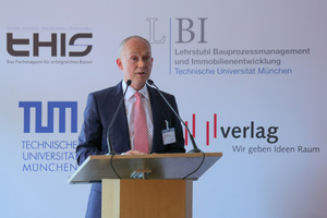  Dr. Matthias Jacob bei der Preisverleihung zum „Bauunternehmen des Jahres 2015“. Das Unternehmen Wollf &amp; Müller zählte schon im Vorjahr zu den Preisträgern. 
