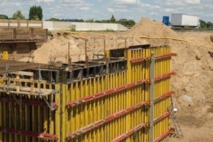  Anpassung NOE-Trägerschalung an Randbedingungen mit 50-er Aufstockelemente und Versprung der Flügelschalung für Rucksackausbildung 