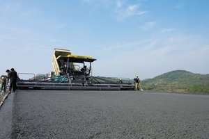  Die beiden Super 2100-2 arbeiten auch bei der großen Arbeitsbreite von 13 m äußerst zuverlässig Foto: Vögele 