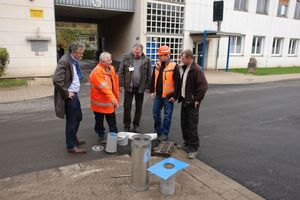  Baubesprechung (von links): Funke-Fachberater Dipl.-Ing. Martin Ritting, Michael Fleck von der DB Netz AG, Planer Michael Krause von KMO Ingenieure GmbH, Dipl.-Ing. Ulrich Zeidler von der DB Fahrzeuginstandhaltung GmbH und Polier Oleg Koop 