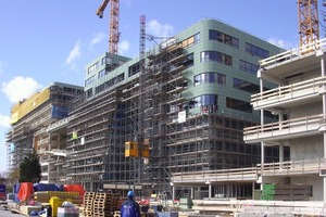  Montage der Vorhang-Fassade aus Textilbeton-Elementen in Leiden 