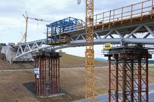  1 Die Querträger der Stahlverbundbrücke Kösten verlaufen parallel zur Autobahn in einem Winkel von rund 68° zu den Stahlfachwerk-Längsträgern 