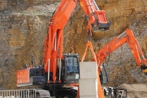  Höchste Hubkraft unter Beibehaltung einer hohen Arbeitsgeschwindigkeit: Mit dem Kiesel Tritec-System meistern Baumaschinen (hier: Hitachi ZX350LCN-3) selbst schwerste Hubarbeiten mühelos 