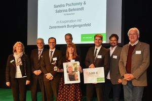  Sabrina Behrendt (TU München), eine der zwei Gewinnerinnen des ersten Platzes des deutschen Quarry Life Award 2016, zusammen mit den deutschen Jurymitgliedern. 