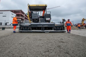  Der BF 800 C mit der S 500 Hochleistungsbohle sorgt für optimale Einbauergebnisse – auch unter erschwerten Bedingungen 