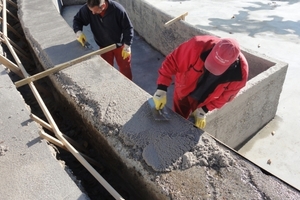  Damit kein Wasser aus dem Becken gezogen wird, reprofilierten die Bauprofis den Beckenkopf. Mit dem Epoxi-Bindemittel PCI Bauharz, das mit Quarzsand im Verhältnis eins zu zehn abgemischt wurde, bereiteten die Verarbeiter den Beckenkopf für die denkmalgeschützten Kronensteine vor. PCI Bauharz ist wasserfest und beständig gegenüber Witterung und Frost 