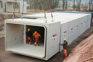  Dank der einfachen Montagetechnik bestand die Montage-Kolonne der Firma KEMNA BAU aus nur wenigen Mitarbeitern 