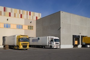  v.l.n.r.: Logistikfluss und Bau-Konzept beein-flussen sich gegenseitig. Deshalb sollte die gesamte Planung in einer kompetenten Hand zusammenlaufen, insbesondere wenn, wie hier bei der Erweiterung der Großbäckerei Panelux S.A. in Luxemburg, auch noch der laufende Betrieb berücksichtigt werden mussIn der neuen Montagehalle der Kautz Vorrichtungsbau GmbH werden Hydraulikzylinder, Sondermaschinen, Reifenrecycling-anlagen und Zuckerhutanlagen montiert. Zwei Kräne können jeweils eine Last von circa 16 Tonnen tragen. Die Lagerhalle mit den für die Montage benötigten Teilen wurde direkt angebautKlassische Zusammenhänge zwischen Logistik- und Bauplanung waren beim Tiefkühl-Hochregallager der Panelux zu bedenken: Das Dach konnte erst geschlossen werden, nachdem die Regalbediengeräte von oben eingesetzt waren 