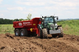  Fendt-Großtraktoren in Kombination mit Muldenkippern – hier ein Beco MAXXIM 360 – arbeiten deutlich wirtschaftlicher und mit spürbar geringeren Energiekosten 