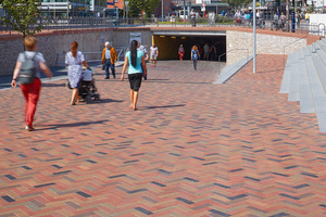  Ein öffentlicher Raum zum Wohlfühlen – der Vorplatz und die sanierte Unterführung der Max-Brauer-Allee. Sie verbindet den Bahnhof Altona und Hamburgs älteste Fußgängerzone. Gestaltendes Element ist der farbenfrohe Bodenbelag, für den sechs Sorten Pflasterklinker von Wienerberger zum Einsatz kamen. 