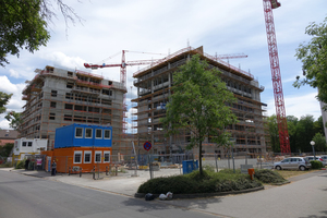  Der Südturm (li.) und der Marsiliusturm (re.) wachsen gleichzeitig mit dem Westturm (im Bild verdeckt) in die Höhe. 