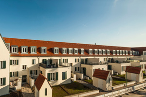  Die erste sanierte Gebäudezeile des Projekts am Riederwald. Christoph Mäckler Architekten gelang eine überzeugende und behutsame Aufbereitung des Bestandes. Moderne Wohnungen mit bis zu 90 Quadratmetern sind entstanden. Besonders beeindruckend die städtebauliche Qualität.  