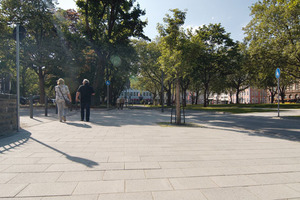  Hier war mal ein Parkplatz. Jetzt dienen Clemens- und Reichenspergerplatz als verbindende Achse zwischen Altstadt und Rheinufer. Auf der neuen Rheinpromenade finden Fußgänger und Radfahrer gleichermaßen Platz. Zudem lädt die Gastronomie zum Verweilen ein 